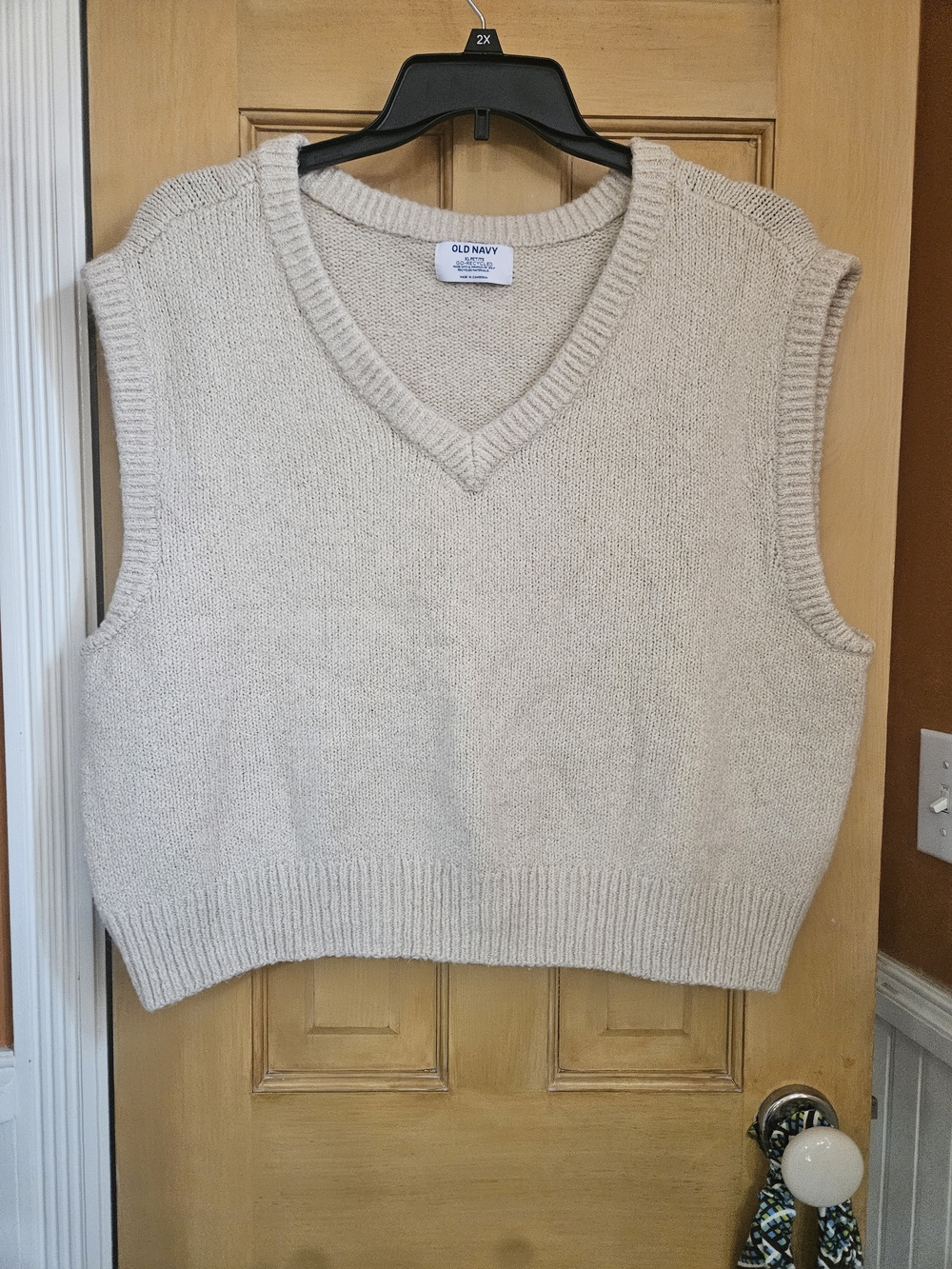 Old Navy Women's Beige/Cream V-Neck Sleeveless Sweater Vest
